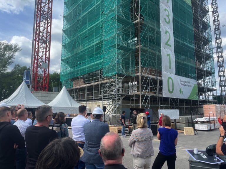 Hoogste punt viering woontoren NELSON Arnhem nieuwbouw